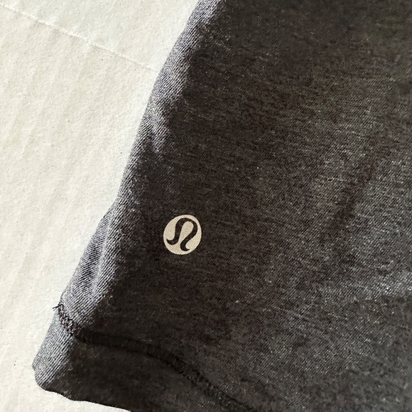 NWT Lululemon Devotion Short Sleeve Tee Arrow Chevron White Black Size 4 - Picture 7 of 7